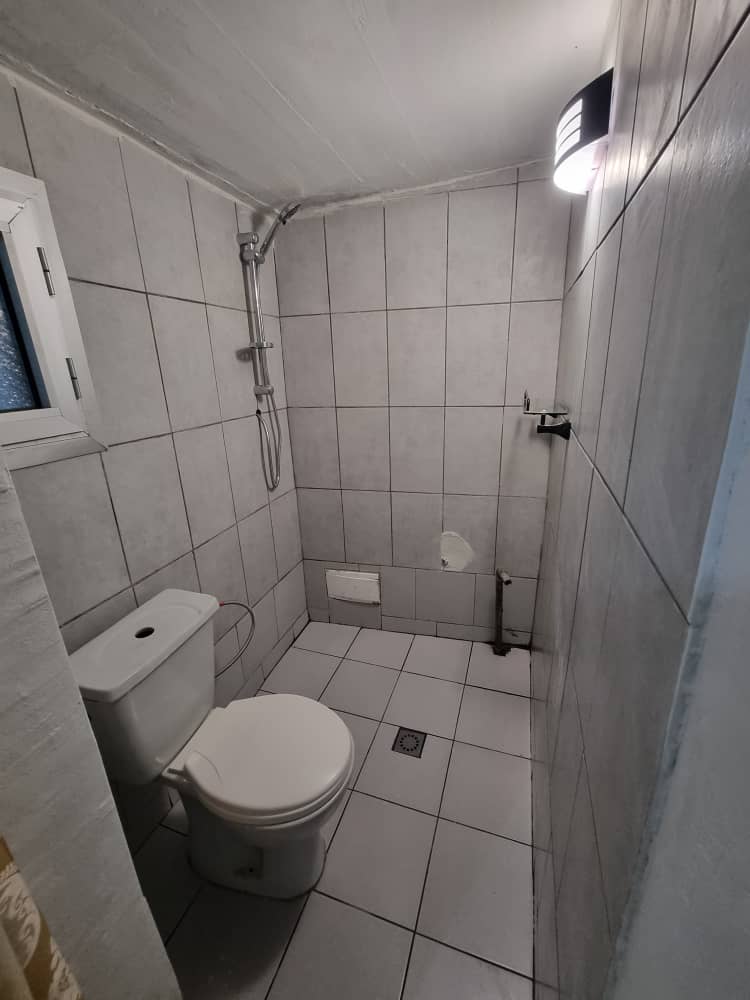 Maison (Villa) à louer - Douala, Bonapriso, Armée de l'air - 1 salon(s), 3 chambre(s), 2 salle(s) de bains - 850 000 FCFA / mois