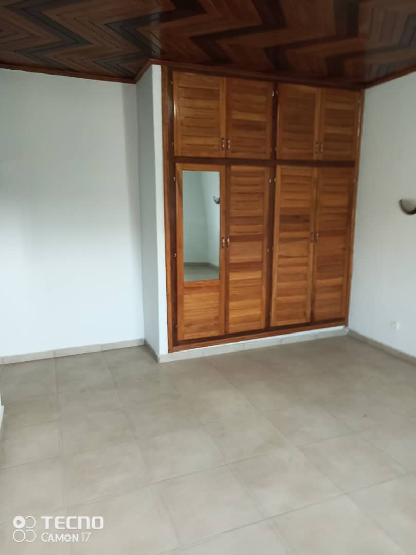Apartment to rent - Douala, Ndogbong, Ndogbong - 1 living room(s), 2 bedroom(s), 1 bathroom(s) - 220 000 FCFA / month