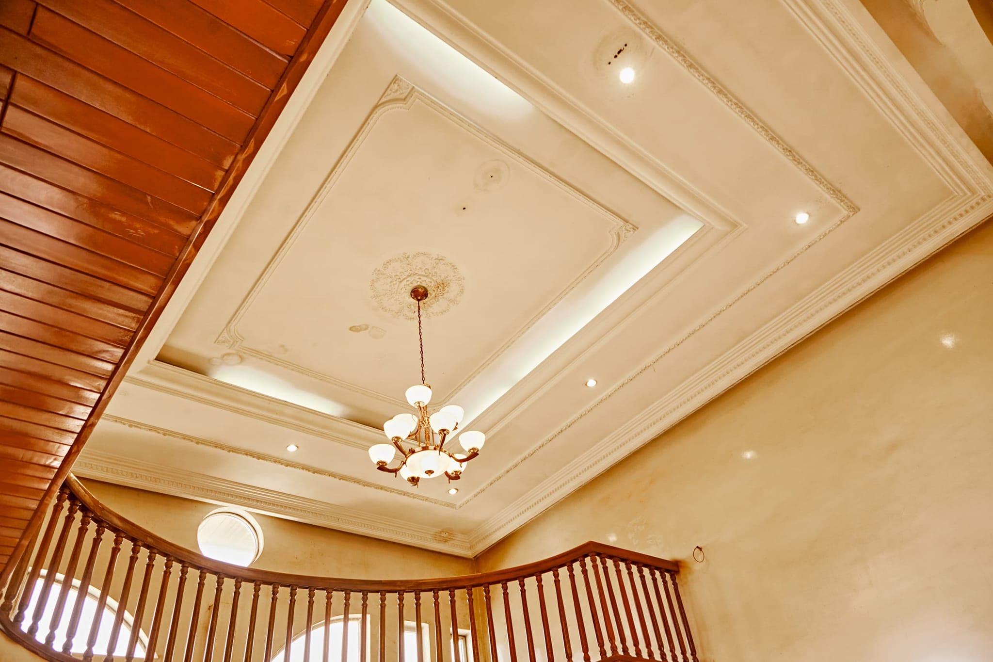 Maison (Triplex) à louer - Yaoundé, Mfandena, omnisport - 3 salon(s), 9 chambre(s), 6 salle(s) de bains - 3 000 000 FCFA / mois