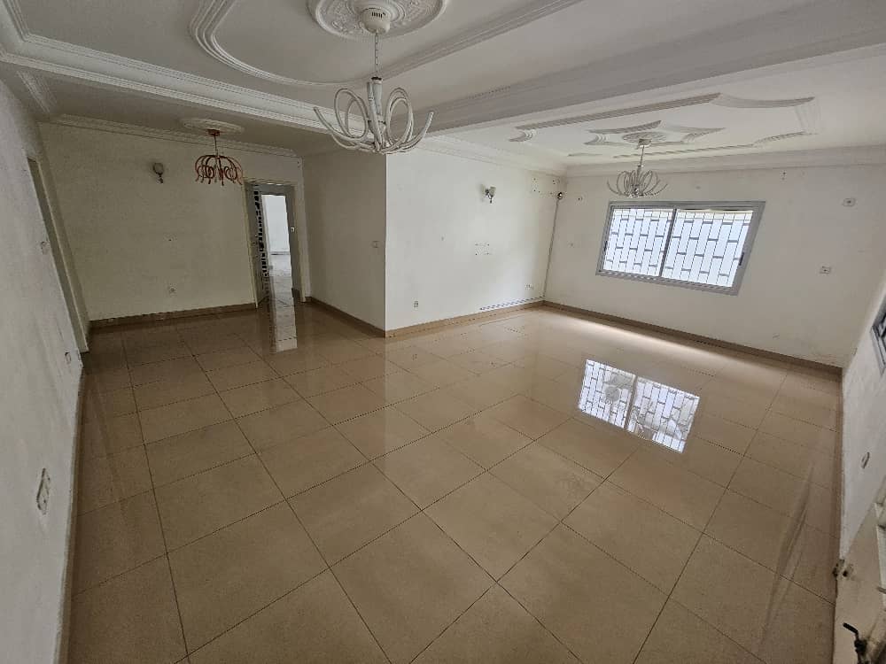 Maison (Villa) à louer - Douala, Bonapriso, 03 chambres 03 salles de bain une belle terrasse  et très beau jardin - 1 salon(s), 3 chambre(s), 2 salle(s) de bains - 1 500 000 FCFA / mois