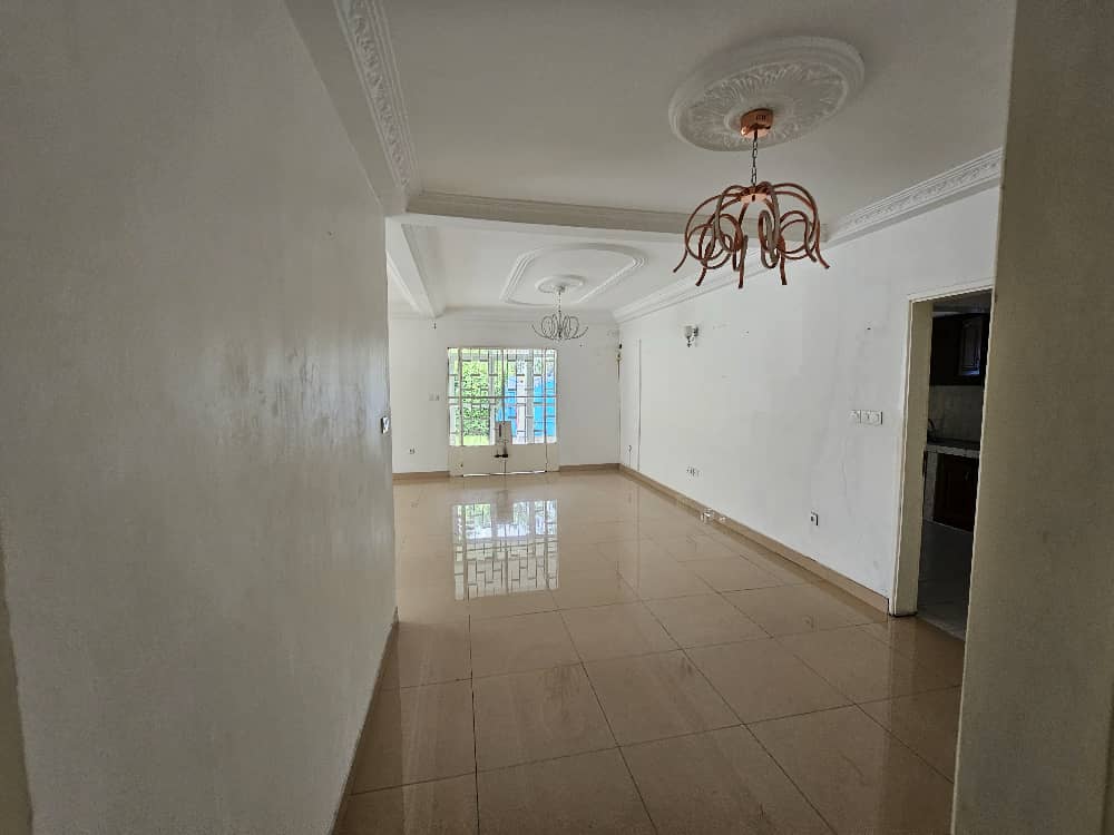 Maison (Villa) à louer - Douala, Bonapriso, 03 chambres 03 salles de bain une belle terrasse  et très beau jardin - 1 salon(s), 3 chambre(s), 2 salle(s) de bains - 1 500 000 FCFA / mois