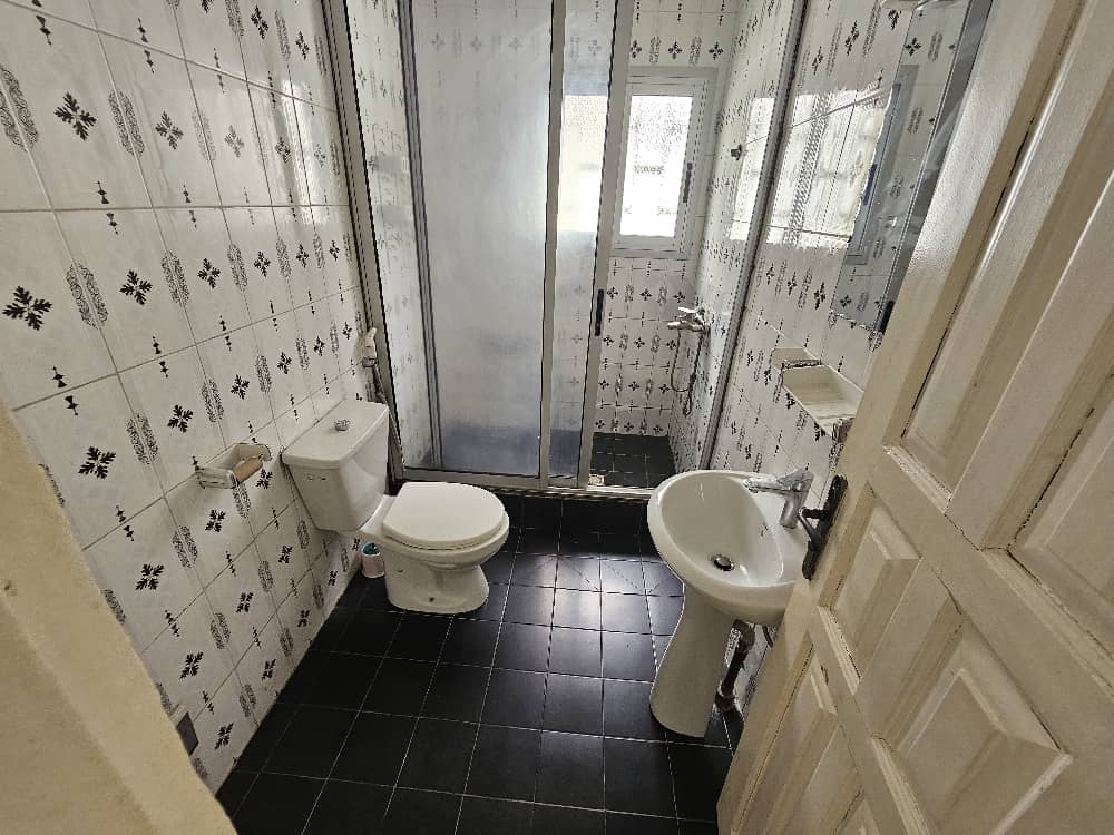 Maison (Villa) à louer - Douala, Bonapriso, 03 chambres 03 salles de bain une belle terrasse  et très beau jardin - 1 salon(s), 3 chambre(s), 2 salle(s) de bains - 1 500 000 FCFA / mois