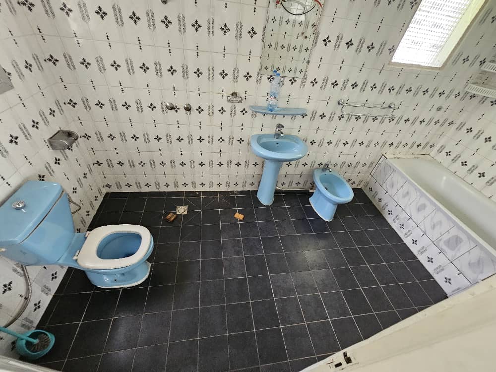 Maison (Villa) à louer - Douala, Bonapriso, 03 chambres 03 salles de bain une belle terrasse  et très beau jardin - 1 salon(s), 3 chambre(s), 2 salle(s) de bains - 1 500 000 FCFA / mois