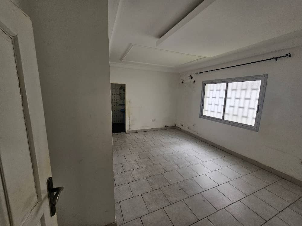 Maison (Villa) à louer - Douala, Bonapriso, 03 chambres 03 salles de bain une belle terrasse  et très beau jardin - 1 salon(s), 3 chambre(s), 2 salle(s) de bains - 1 500 000 FCFA / mois