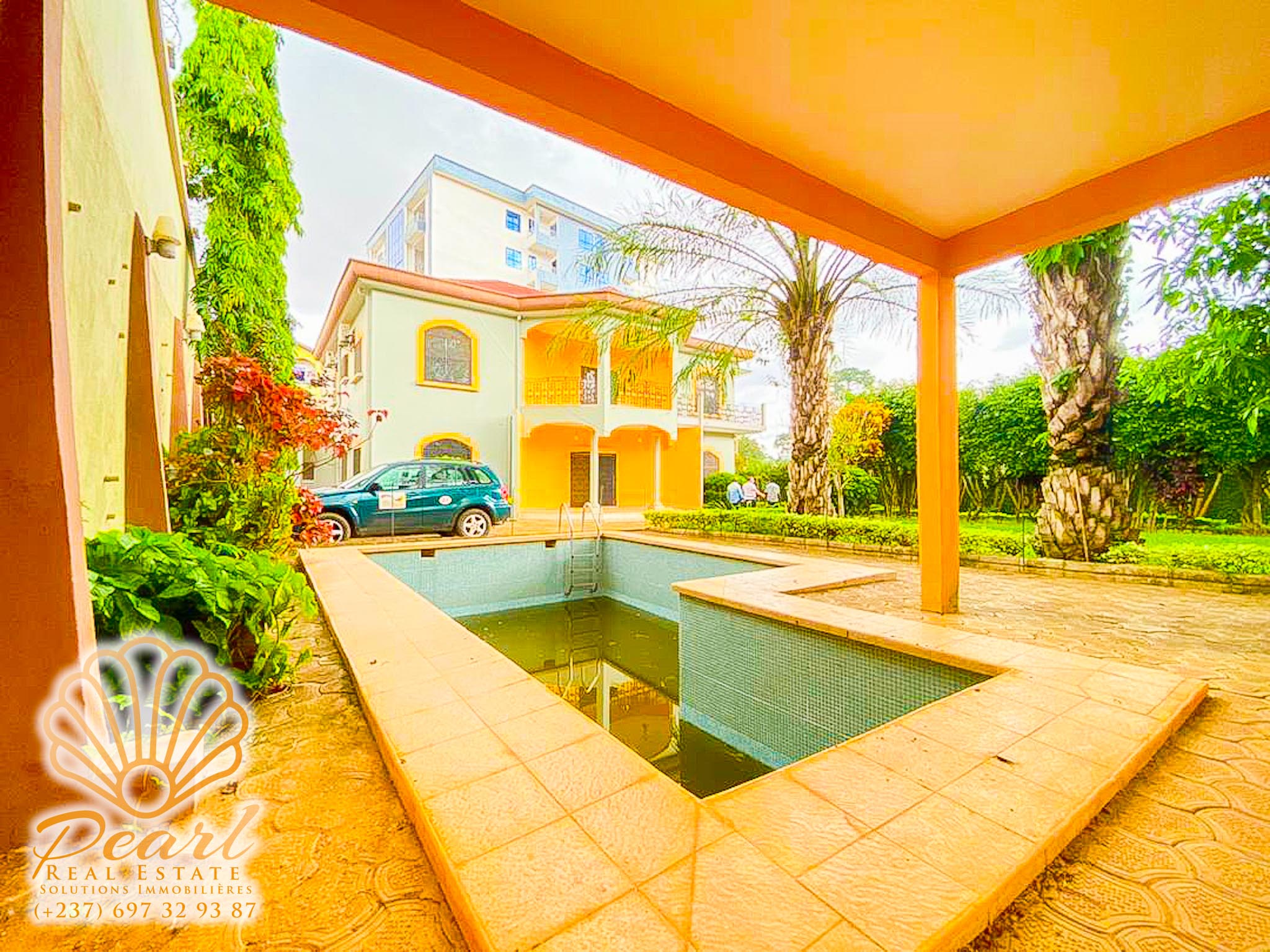 Maison (Duplex) à louer - Yaoundé, Bastos, Golf - 2 salon(s), 5 chambre(s), 5 salle(s) de bains - 2 500 000 FCFA / mois