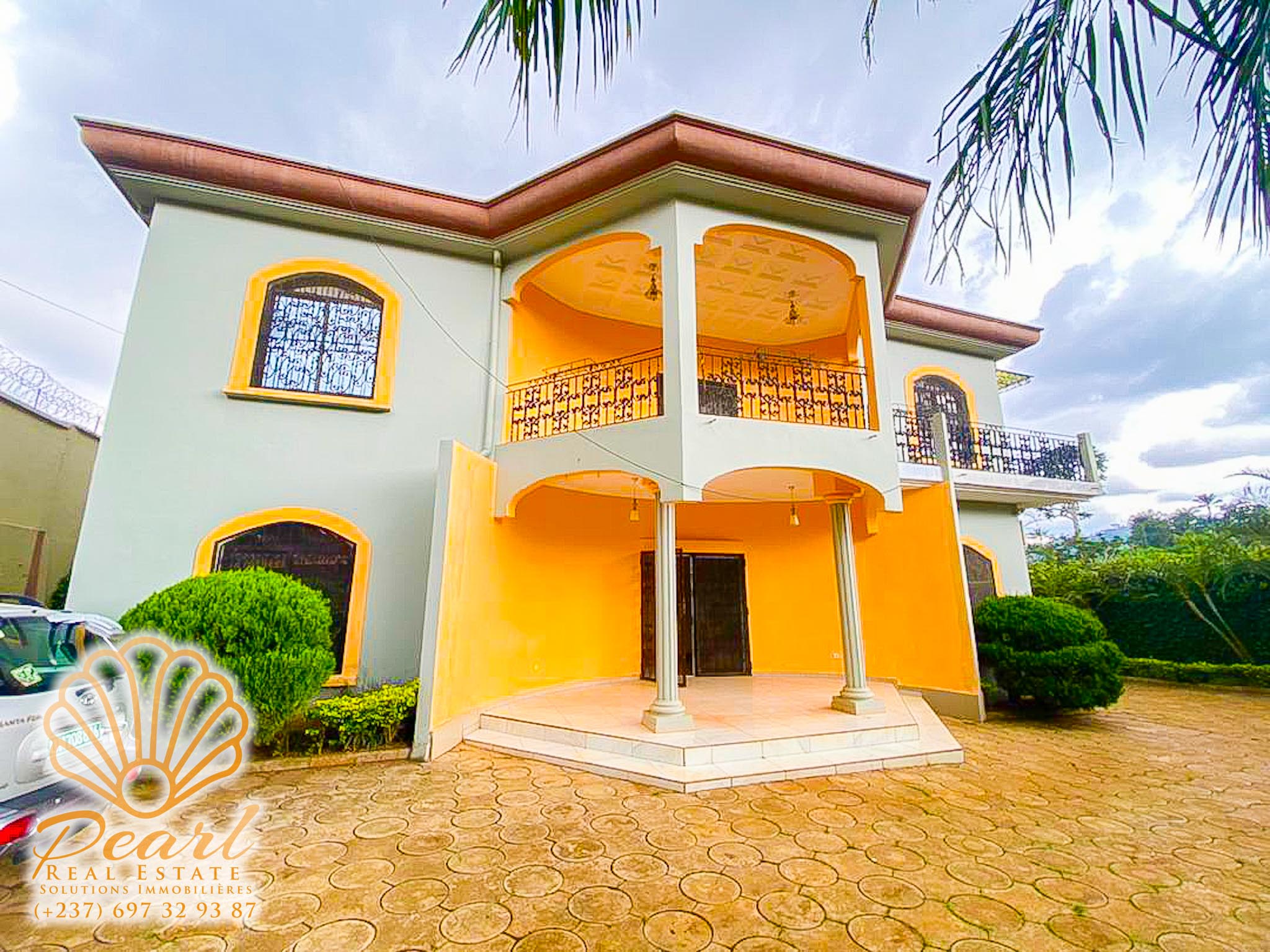 House (Duplex) to rent - Yaoundé, Bastos, Golf - 2 living room(s), 5 bedroom(s), 5 bathroom(s) - 2 500 000 FCFA / month