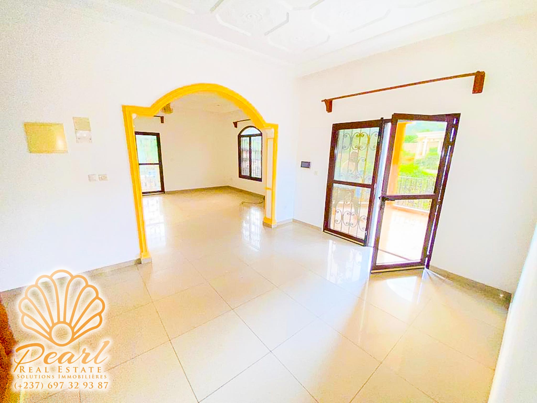 House (Duplex) to rent - Yaoundé, Bastos, Golf - 2 living room(s), 5 bedroom(s), 5 bathroom(s) - 2 500 000 FCFA / month