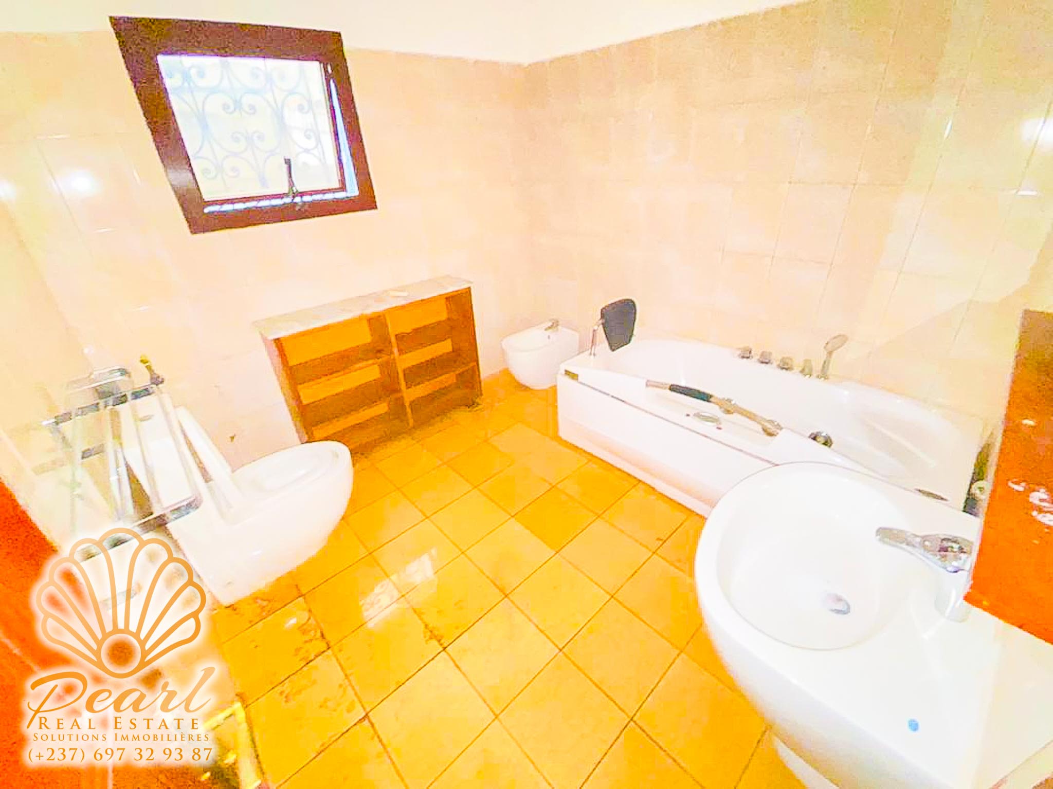 House (Duplex) to rent - Yaoundé, Bastos, Golf - 2 living room(s), 5 bedroom(s), 5 bathroom(s) - 2 500 000 FCFA / month