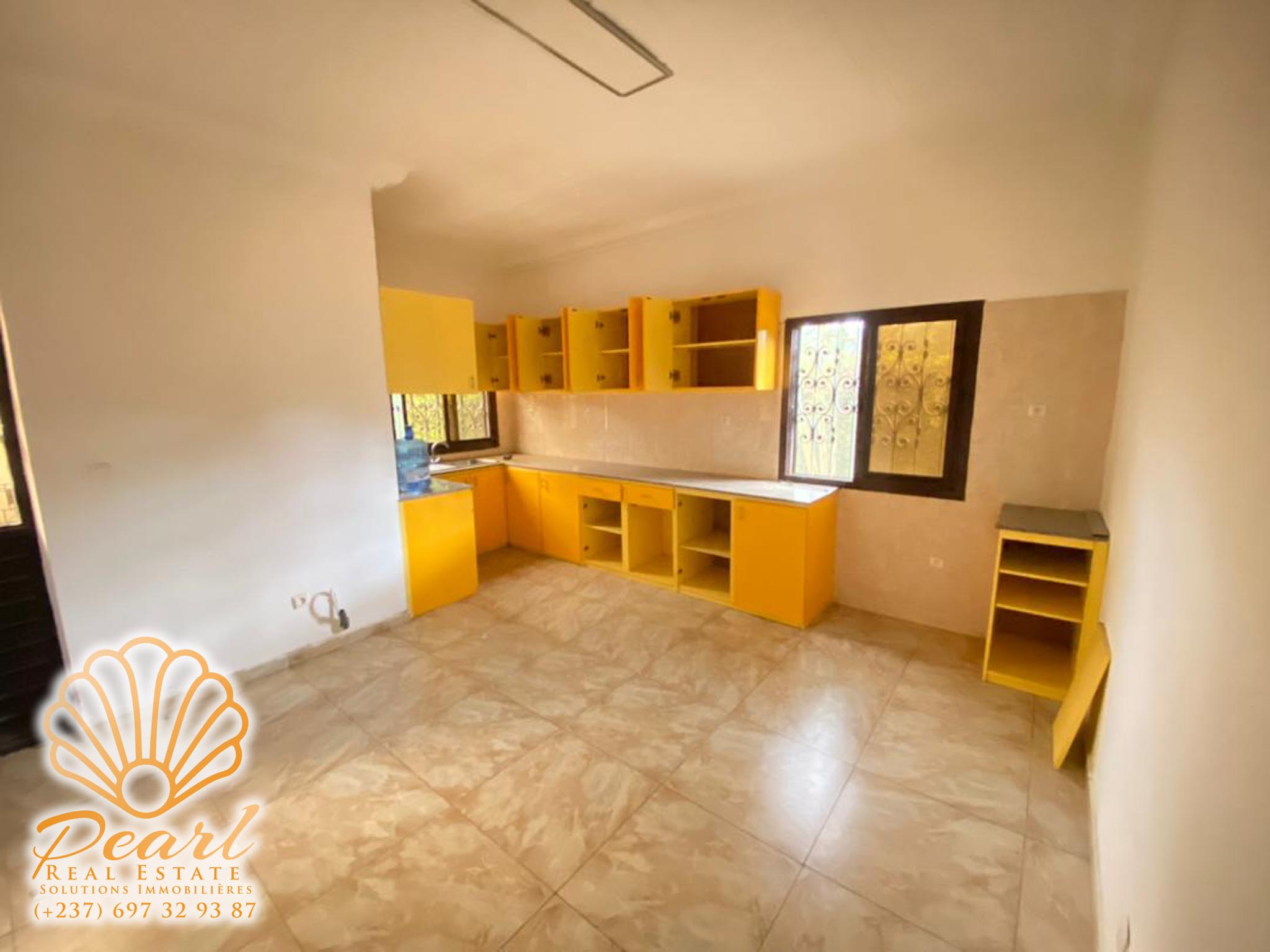House (Duplex) to rent - Yaoundé, Bastos, Golf - 2 living room(s), 5 bedroom(s), 5 bathroom(s) - 2 500 000 FCFA / month