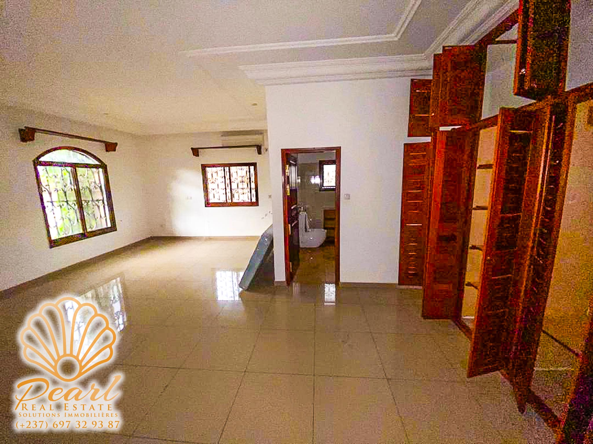 House (Duplex) to rent - Yaoundé, Bastos, Golf - 2 living room(s), 5 bedroom(s), 5 bathroom(s) - 2 500 000 FCFA / month