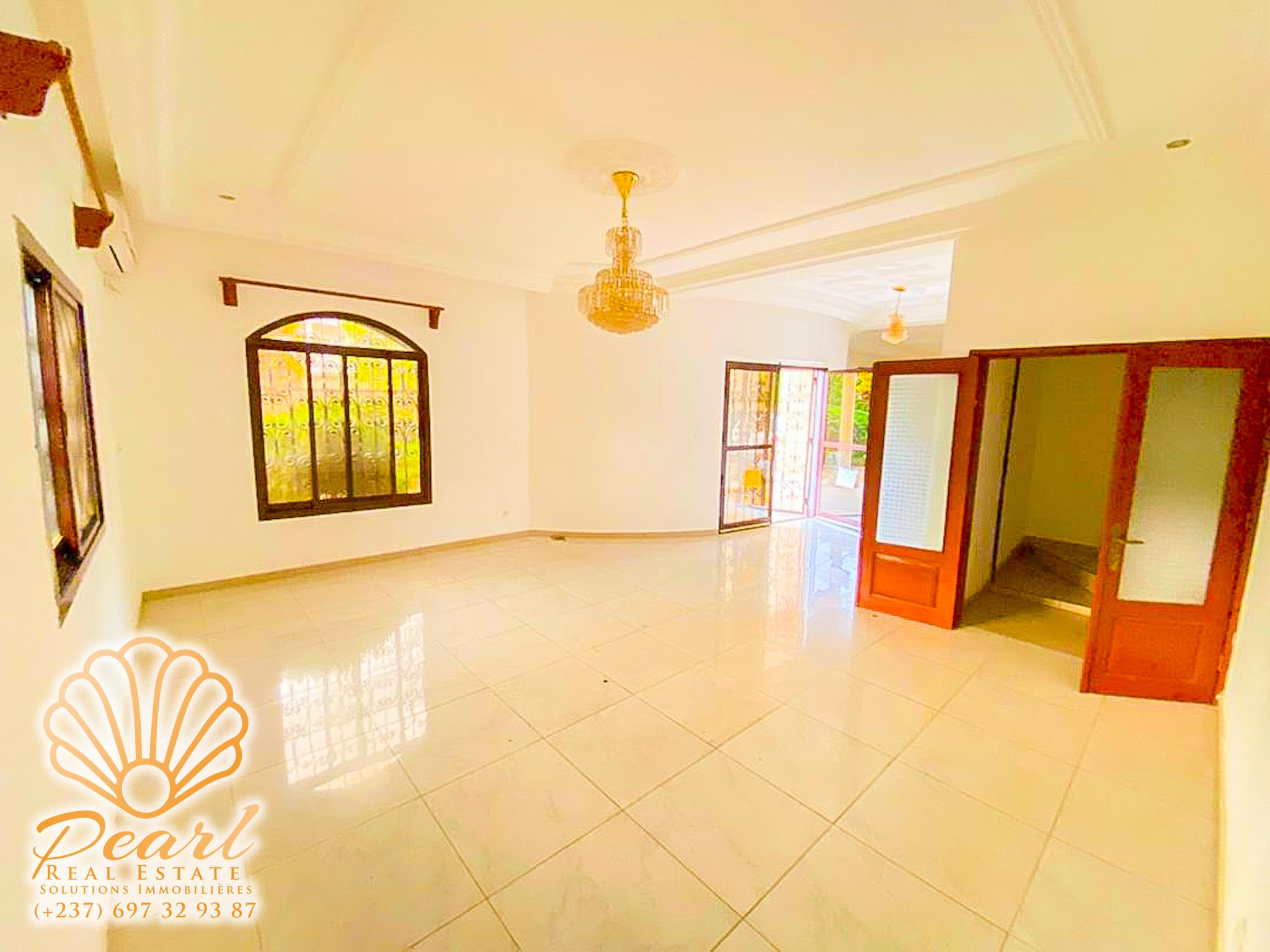 House (Duplex) to rent - Yaoundé, Bastos, Golf - 2 living room(s), 5 bedroom(s), 5 bathroom(s) - 2 500 000 FCFA / month