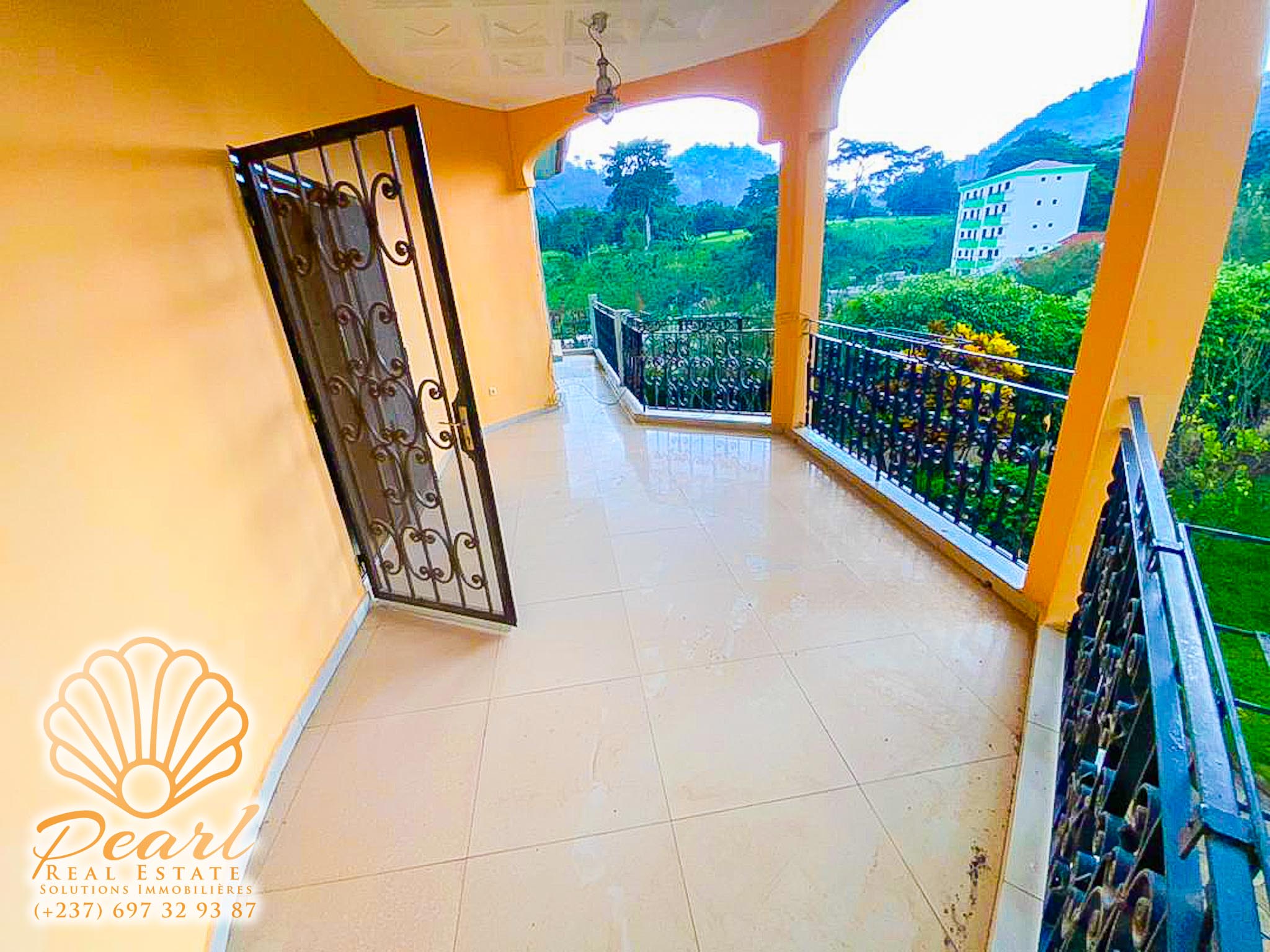 House (Duplex) to rent - Yaoundé, Bastos, Golf - 2 living room(s), 5 bedroom(s), 5 bathroom(s) - 2 500 000 FCFA / month