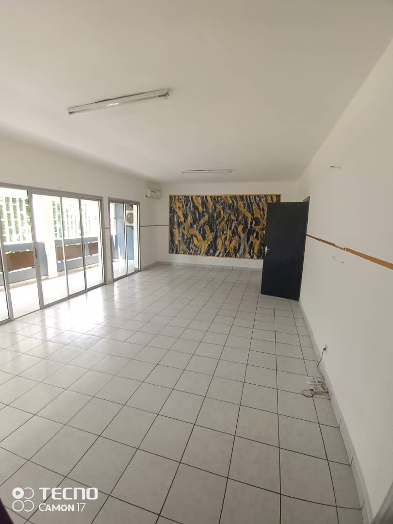 Apartment to rent - Douala, Bonanjo, Bonanjo - 1 living room(s), 3 bedroom(s), 2 bathroom(s) - 800 000 FCFA / month