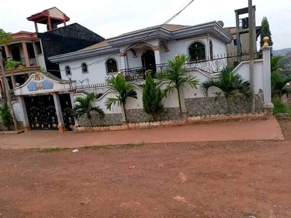 Maison (Duplex) à vendre - Yaoundé, Olembe, olembe - 2 salon(s), 5 chambre(s), 5 salle(s) de bains - 90 000 000 FCFA