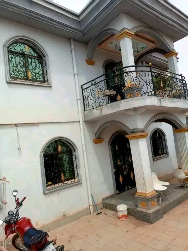 Maison (Duplex) à vendre - Yaoundé, Olembe, olembe - 2 salon(s), 5 chambre(s), 5 salle(s) de bains - 90 000 000 FCFA