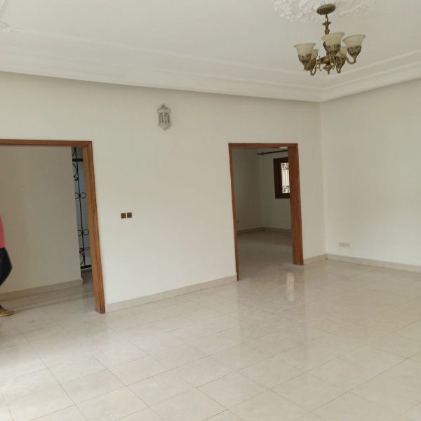 Maison (Duplex) à louer - Yaoundé, Bastos, Bastos - 2 salon(s), 5 chambre(s), 6 salle(s) de bains - 2 000 000 FCFA / mois