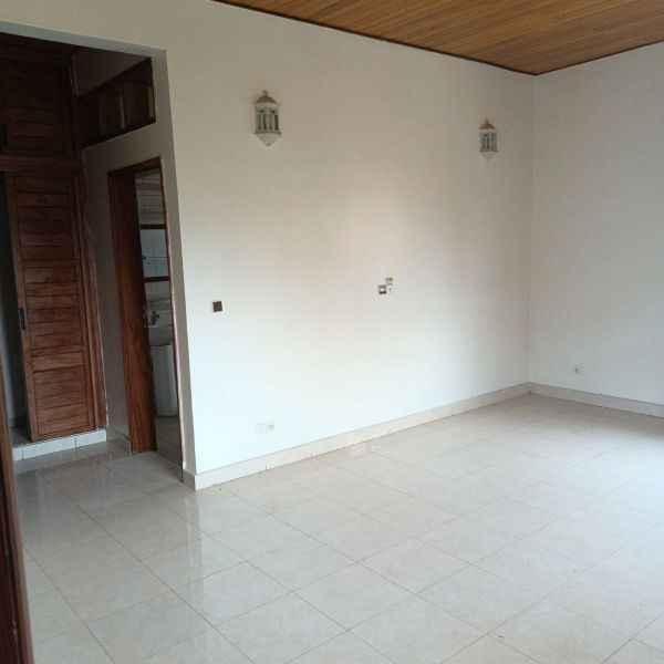 Office to rent at Yaoundé, Bastos, Bastos - 600 m2 - 2 000 000 FCFA
