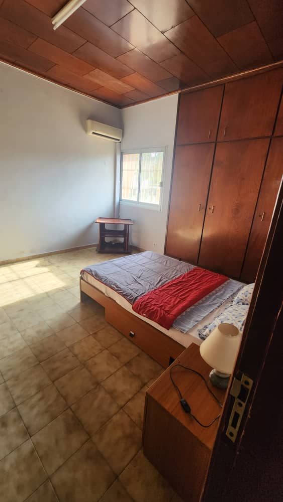 Maison (Duplex) à louer - Yaoundé, Bastos, Bastos - 1 salon(s), 4 chambre(s), 4 salle(s) de bains - 1 500 000 FCFA / mois