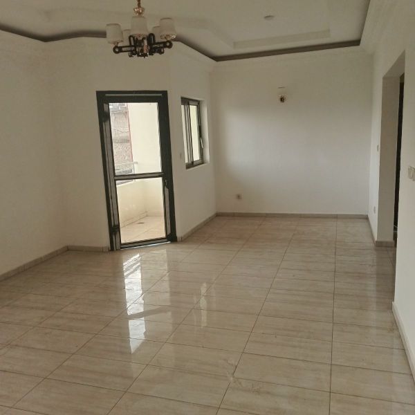 Apartment to rent - Yaoundé, Bastos, Bastos - 1 living room(s), 2 bedroom(s), 3 bathroom(s) - 350 000 FCFA / month
