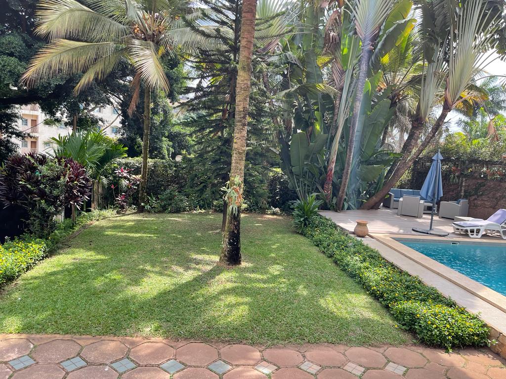 House (Duplex) to rent - Yaoundé, Bastos, Bastos avec piscine - 1 living room(s), 5 bedroom(s), 6 bathroom(s) - 2 500 000 FCFA / month