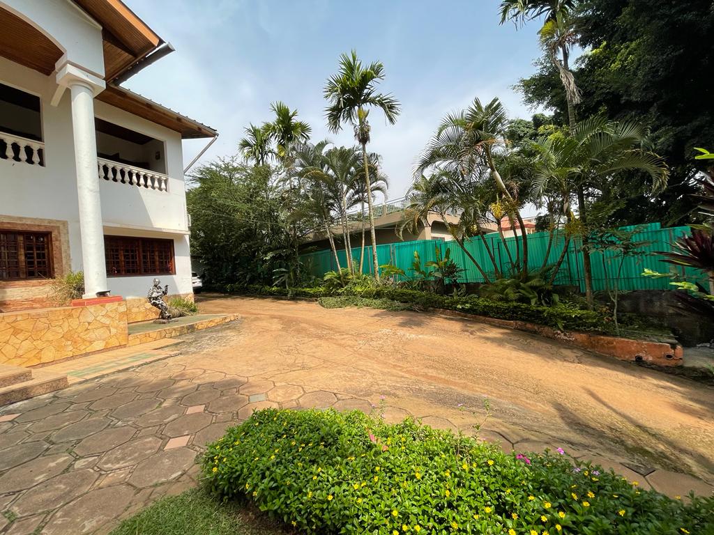 House (Duplex) to rent - Yaoundé, Bastos, Bastos avec piscine - 1 living room(s), 5 bedroom(s), 6 bathroom(s) - 2 500 000 FCFA / month