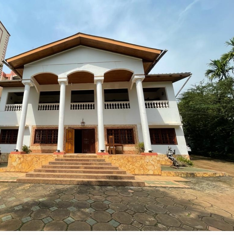 House (Duplex) to rent - Yaoundé, Bastos, Bastos avec piscine - 1 living room(s), 5 bedroom(s), 6 bathroom(s) - 2 500 000 FCFA / month