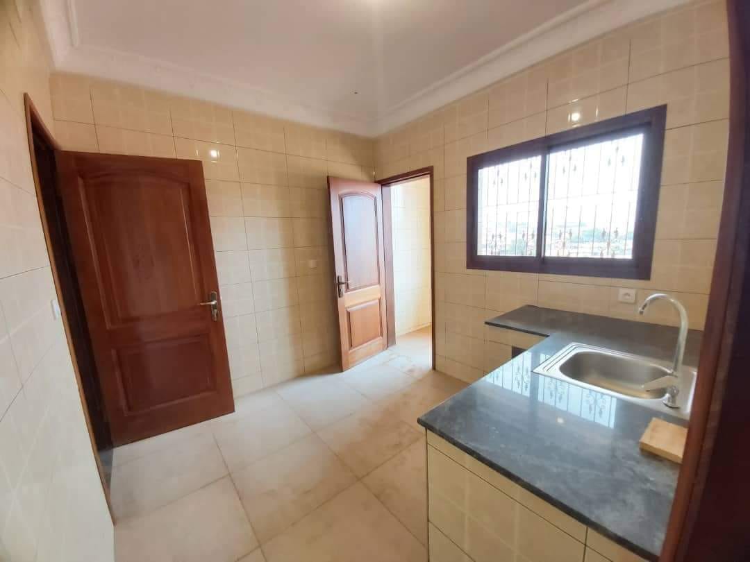 Appartement à louer - Yaoundé, Biyem-Assi, biyemassi - 1 salon(s), 2 chambre(s), 2 salle(s) de bains - 250 000 FCFA / mois