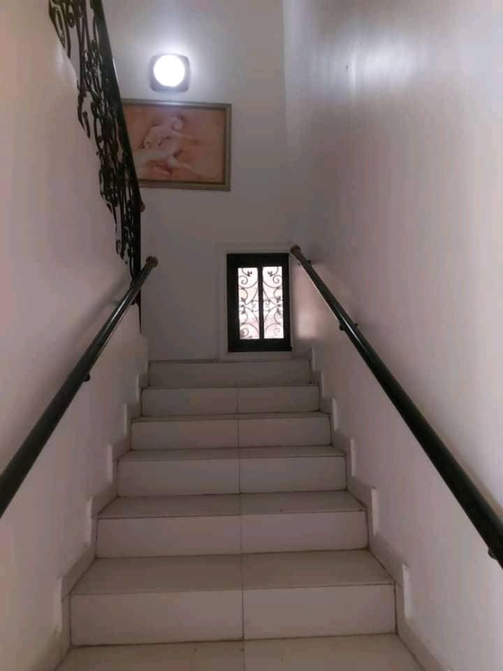 Maison (Duplex) à vendre - Yaoundé, Mfandena, Mfandena - 2 salon(s), 5 chambre(s), 6 salle(s) de bains - 200 000 000 FCFA