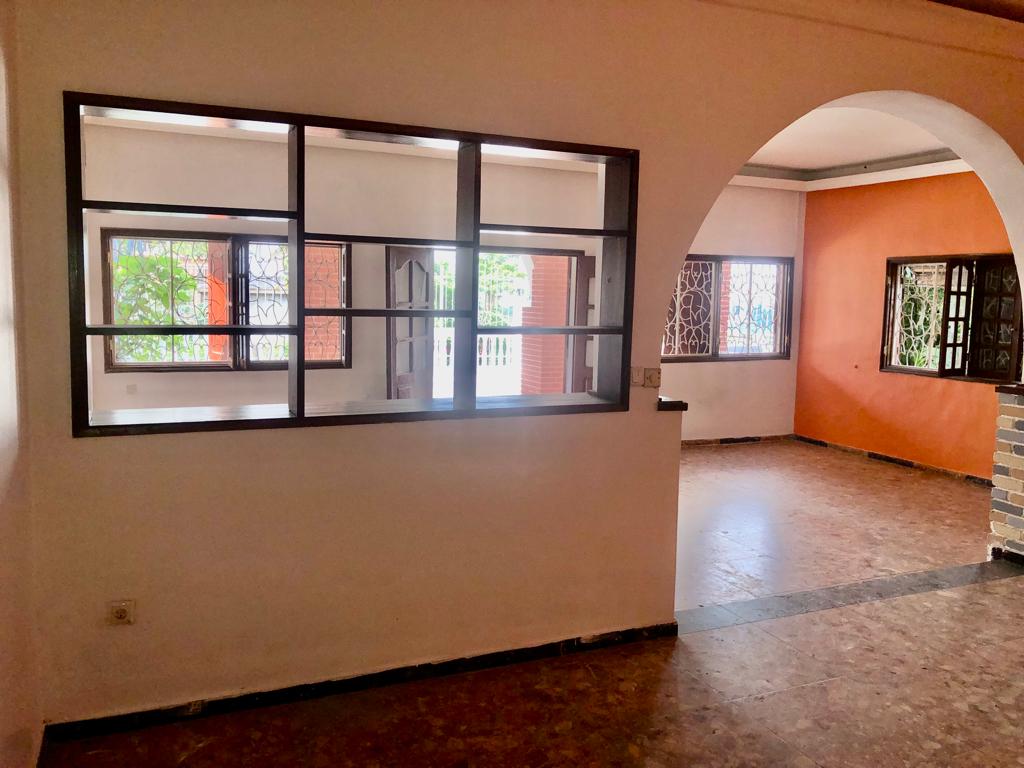 Maison (Duplex) à vendre - Yaoundé, Elig-essono, Elig essono - 2 salon(s), 6 chambre(s), 4 salle(s) de bains - 325 000 000 FCFA