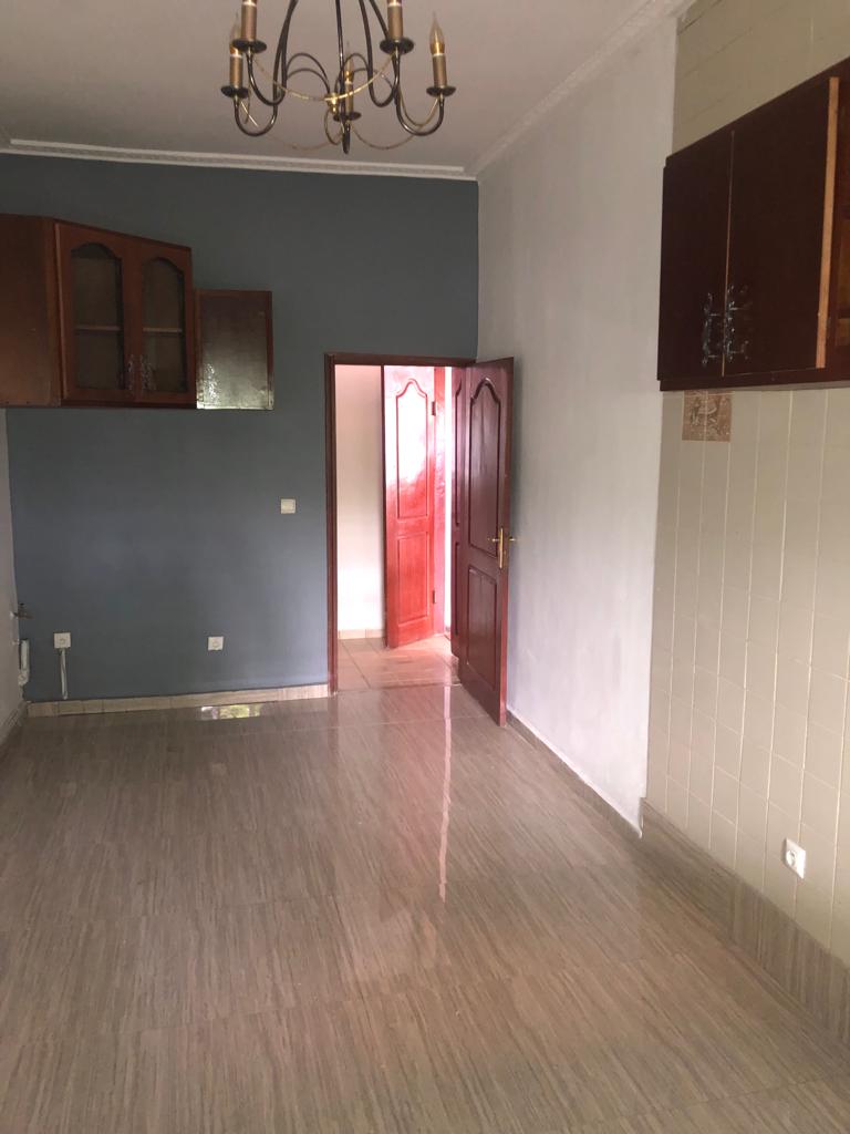 Maison (Duplex) à vendre - Yaoundé, Elig-essono, Elig essono - 2 salon(s), 6 chambre(s), 4 salle(s) de bains - 325 000 000 FCFA