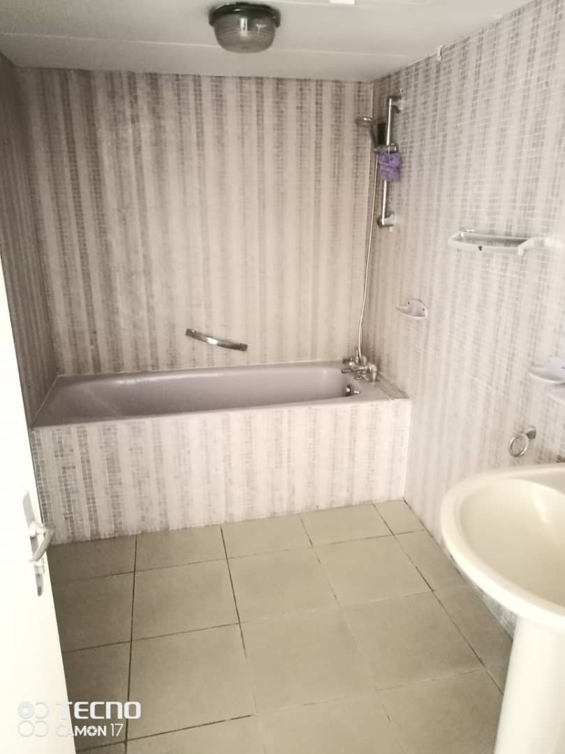 Apartment to rent - Douala, Akwa I, Akwa - 1 living room(s), 3 bedroom(s), 2 bathroom(s) - 750 000 FCFA / month