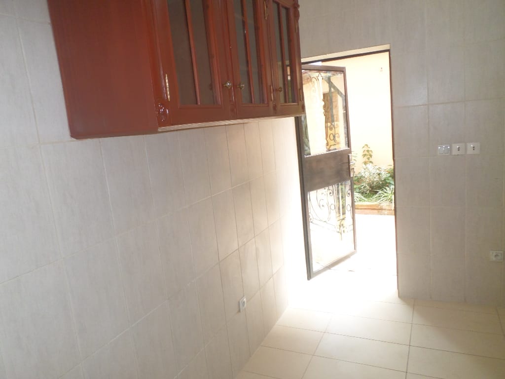 Apartment to rent - Yaoundé, Bastos, Bastos - 1 living room(s), 3 bedroom(s), 3 bathroom(s) - 800 000 FCFA / month