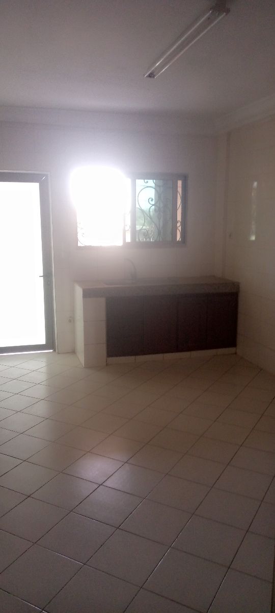 Apartment to rent - Yaoundé, Bastos, Bastos - 1 living room(s), 2 bedroom(s), 3 bathroom(s) - 500 000 FCFA / month