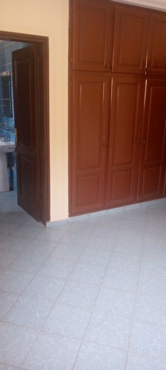 Apartment to rent - Yaoundé, Bastos, Bastos - 1 living room(s), 2 bedroom(s), 3 bathroom(s) - 500 000 FCFA / month