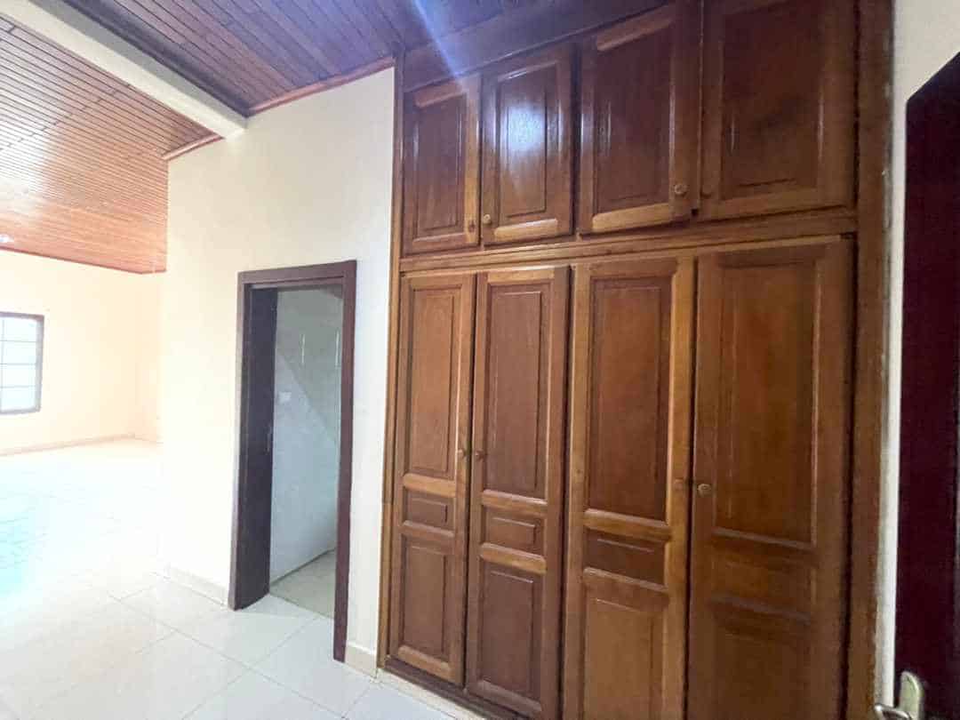 Apartment to rent - Yaoundé, Bastos, Bastos - 1 living room(s), 3 bedroom(s), 4 bathroom(s) - 500 000 FCFA / month