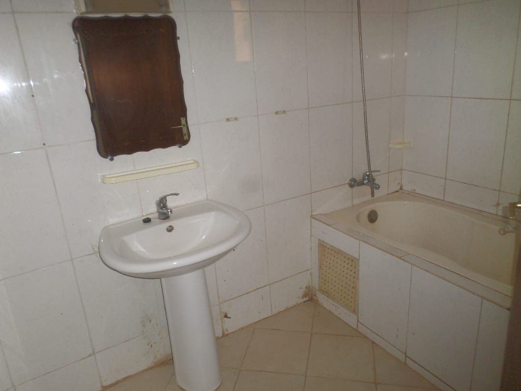 Apartment to rent - Yaoundé, Bastos, Bastos - 1 living room(s), 3 bedroom(s), 4 bathroom(s) - 600 000 FCFA / month