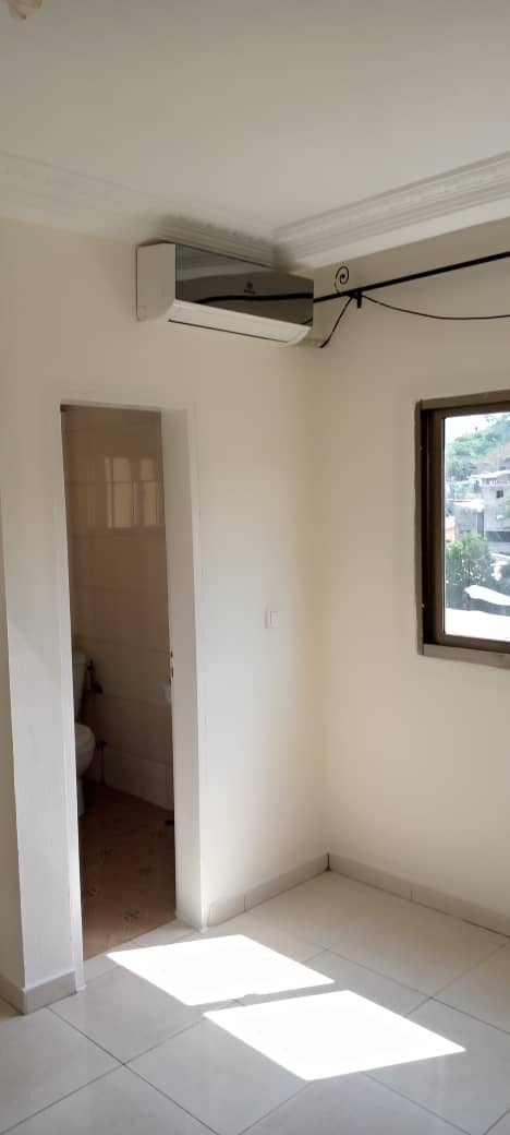 Apartment to rent - Yaoundé, Bastos, Bastos - 1 living room(s), 2 bedroom(s), 3 bathroom(s) - 400 000 FCFA / month