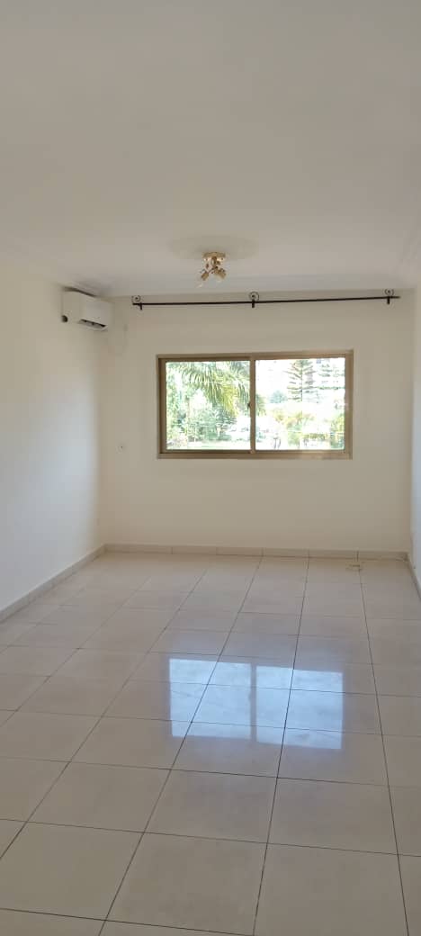 Apartment to rent - Yaoundé, Bastos, Bastos - 1 living room(s), 2 bedroom(s), 3 bathroom(s) - 400 000 FCFA / month