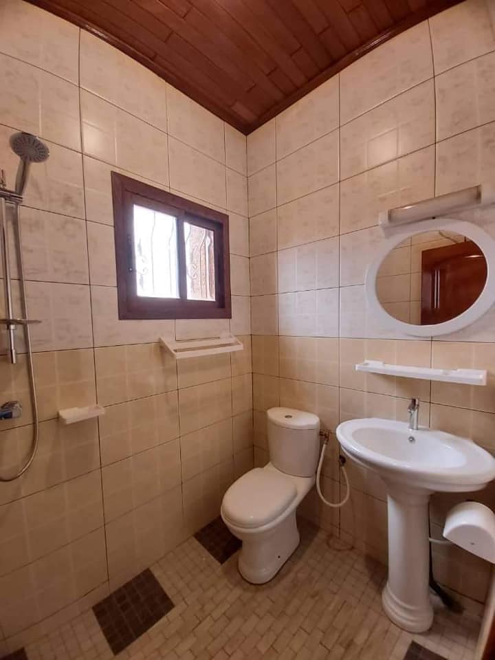 Appartement à louer - Yaoundé, Biyem-Assi, biyemassi - 1 salon(s), 2 chambre(s), 2 salle(s) de bains - 250 000 FCFA / mois