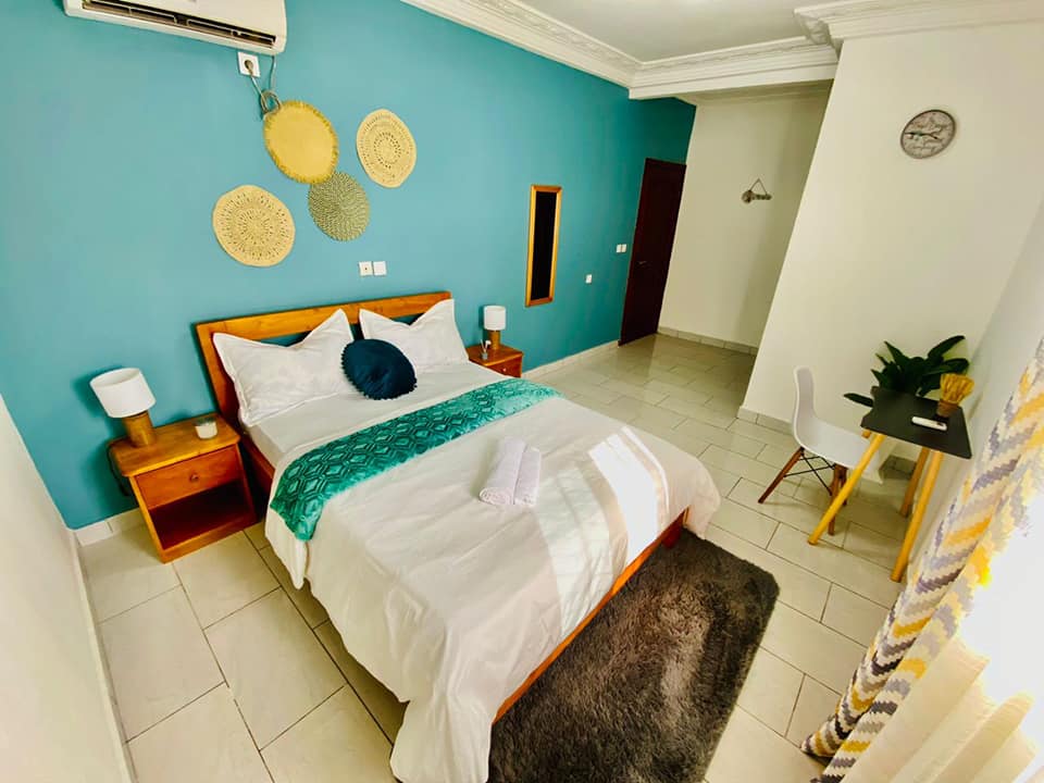 Appartement à louer - Yaoundé, Bastos, Bastos - 1 salon(s), 2 chambre(s), 3 salle(s) de bains - 900 000 FCFA / mois