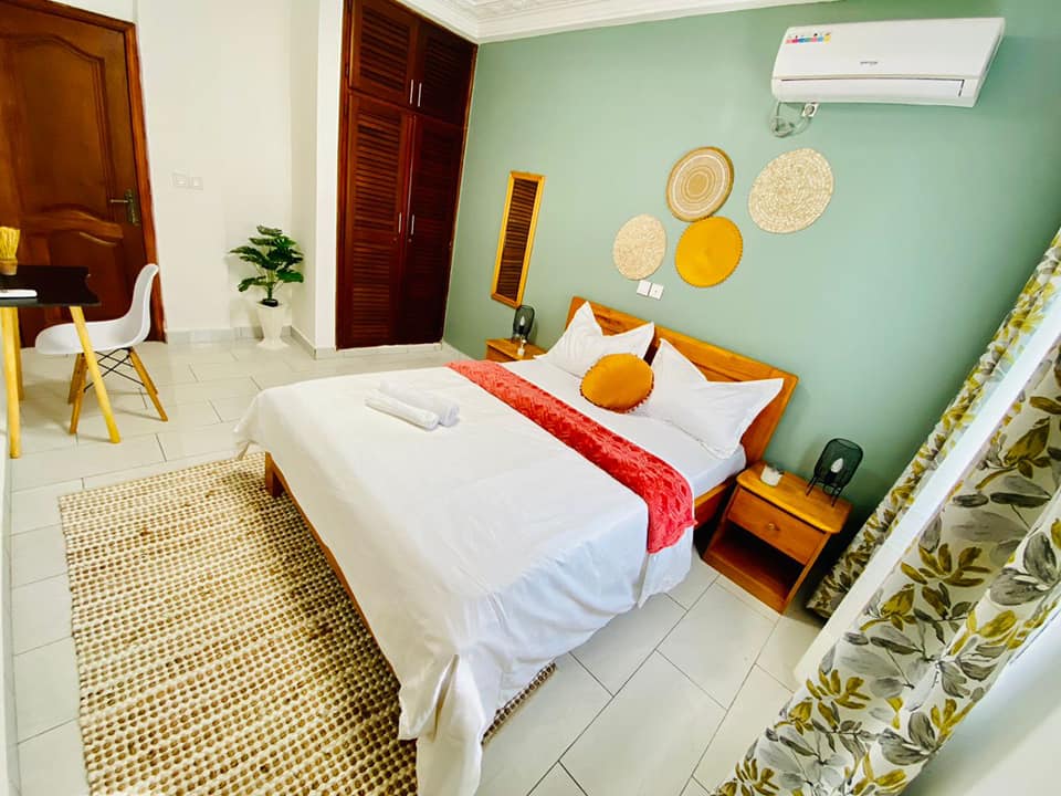 Appartement à louer - Yaoundé, Bastos, Bastos - 1 salon(s), 2 chambre(s), 3 salle(s) de bains - 900 000 FCFA / mois