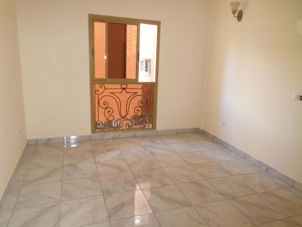 Appartement à louer - Yaoundé, Bastos, Dragage - 1 salon(s), 3 chambre(s), 4 salle(s) de bains - 900 000 FCFA / mois