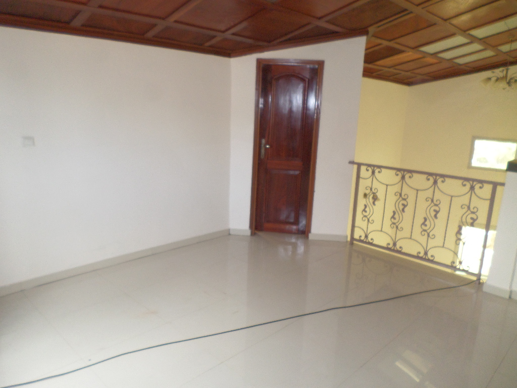 Appartement à louer - Yaoundé, Bastos, Bastos - 1 salon(s), 2 chambre(s), 2 salle(s) de bains - 500 000 FCFA / mois
