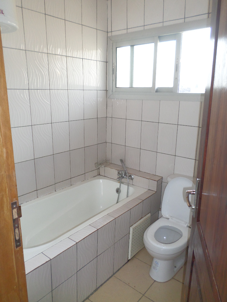 Appartement à louer - Yaoundé, Bastos, Bastos - 1 salon(s), 2 chambre(s), 2 salle(s) de bains - 500 000 FCFA / mois