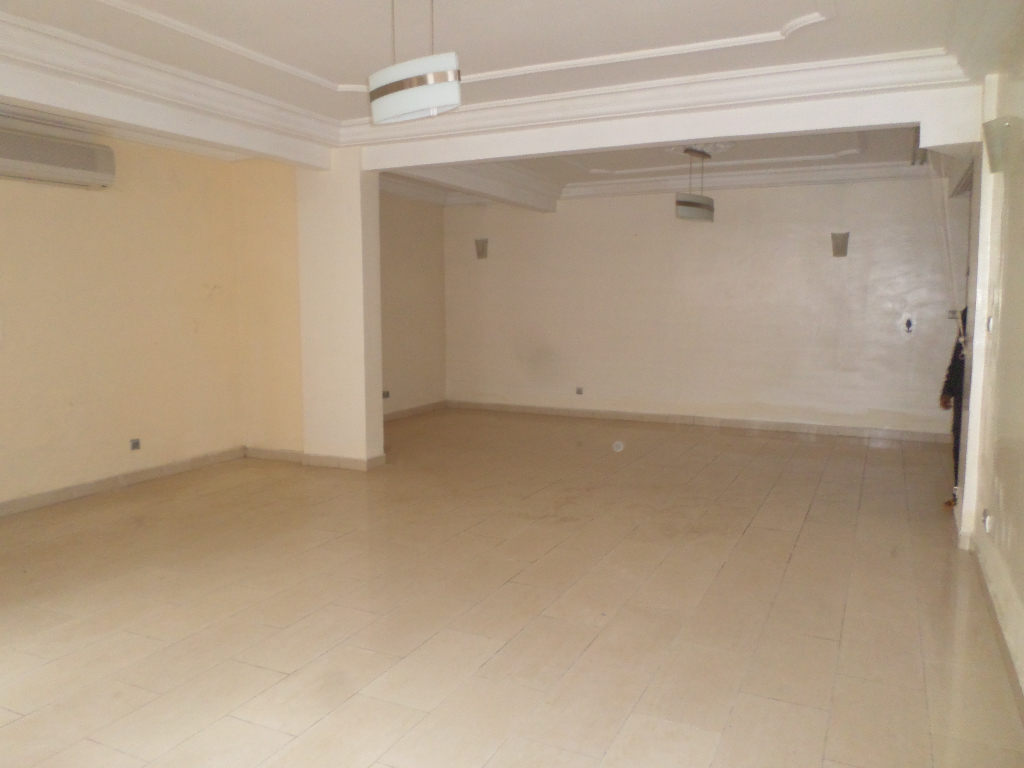 Appartement à louer - Yaoundé, Bastos, Bastos - 1 salon(s), 2 chambre(s), 3 salle(s) de bains - 600 000 FCFA / mois