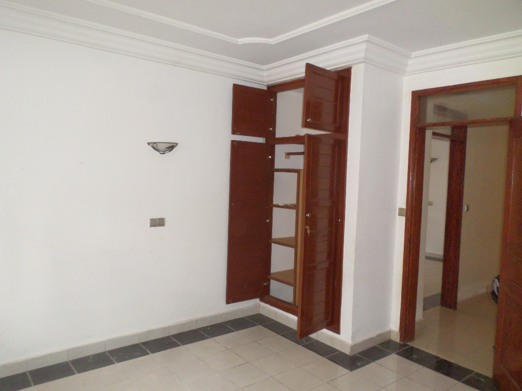 Appartement à louer - Yaoundé, Bastos, Bastos - 1 salon(s), 2 chambre(s), 3 salle(s) de bains - 600 000 FCFA / mois