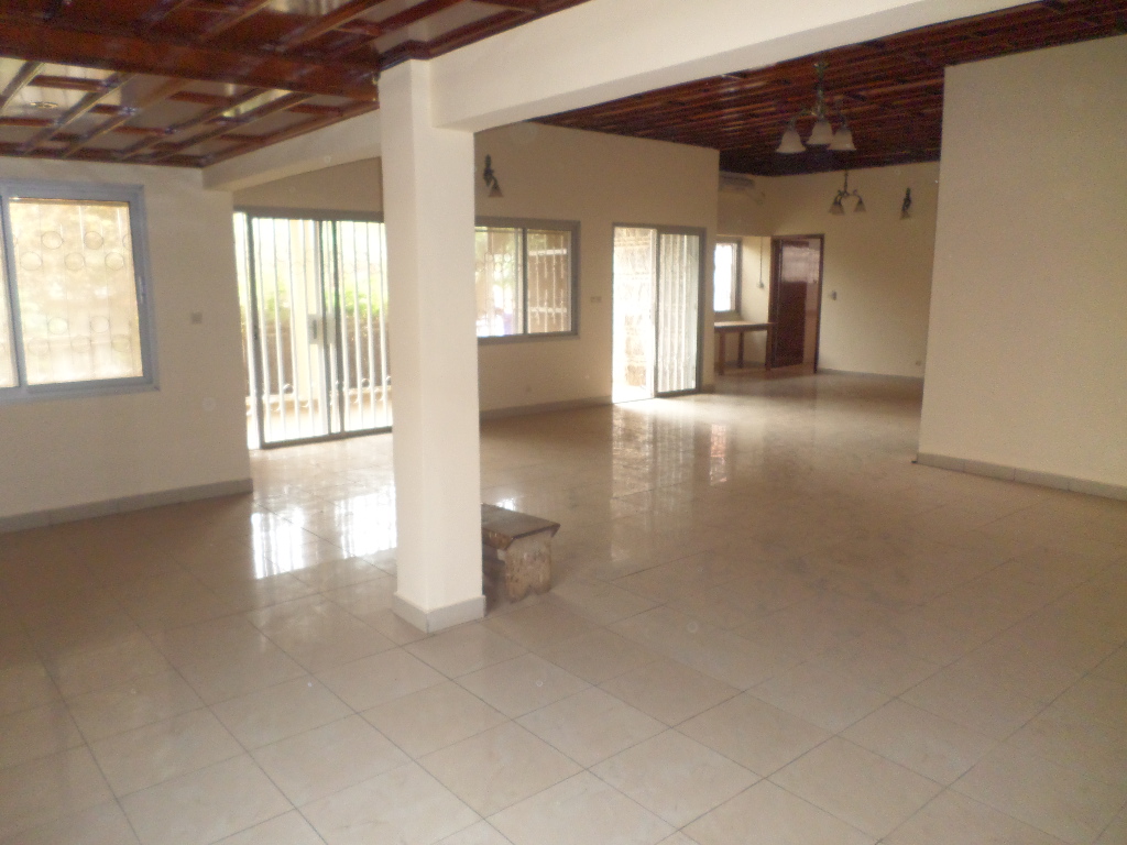 Maison (Villa) à louer - Yaoundé, Bastos, Bastos - 1 salon(s), 4 chambre(s), 4 salle(s) de bains - 1 000 000 FCFA / mois