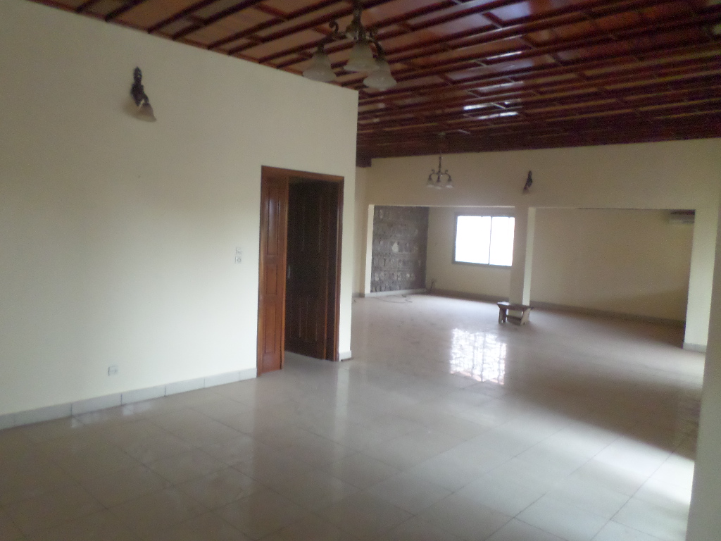 Maison (Villa) à louer - Yaoundé, Bastos, Bastos - 1 salon(s), 4 chambre(s), 4 salle(s) de bains - 1 000 000 FCFA / mois