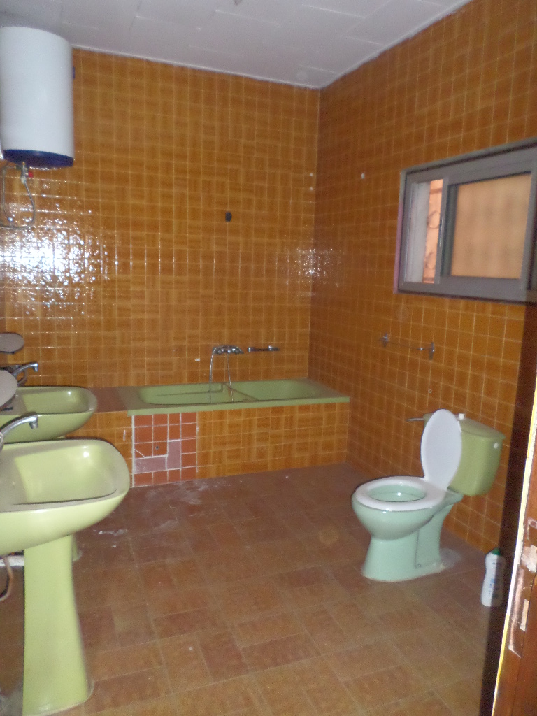 Maison (Villa) à louer - Yaoundé, Bastos, Bastos - 1 salon(s), 4 chambre(s), 4 salle(s) de bains - 1 000 000 FCFA / mois