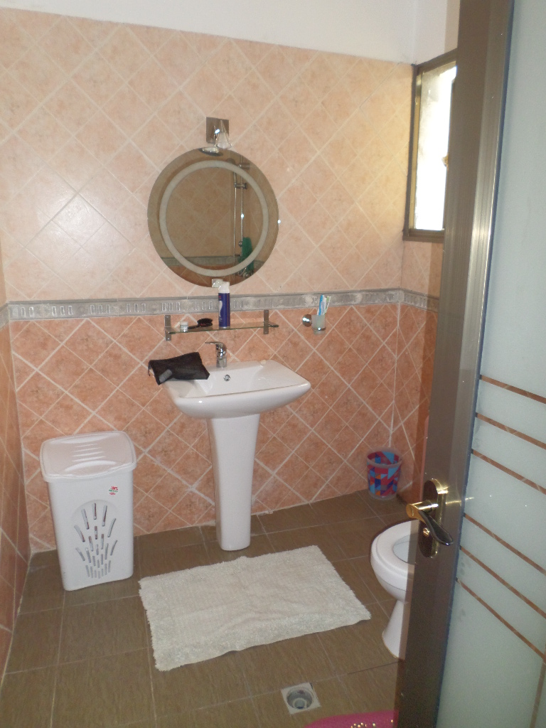 Appartement à louer - Yaoundé, Bastos, Golf - 1 salon(s), 3 chambre(s), 4 salle(s) de bains - 1 800 000 FCFA / mois